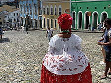 Frau im breiten Kleid in Salvador