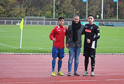 Jeremias Lopez als stolzer Trainer seiner Jungs