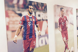 An der Wand hängen Portraits bekannter Fußballspieler