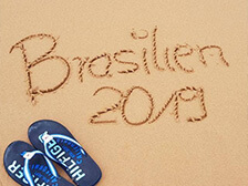 "Brasilien 2019" in den Sand geschrieben mit Flip-Flops