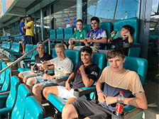 Gruppenfoto der Teilnehmer im Stadion