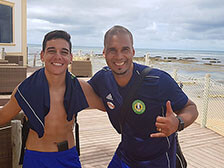 Jerry mit Teilnehmer am Strand