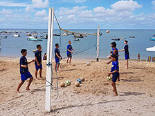 Volleyball spielen am Strand