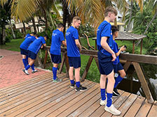 Soccer Tour Teilnehmer auf einer Brücke