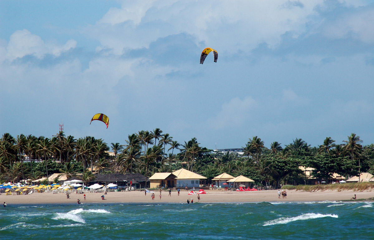 Drachen am Strand beim Bahia Plaza Hotel